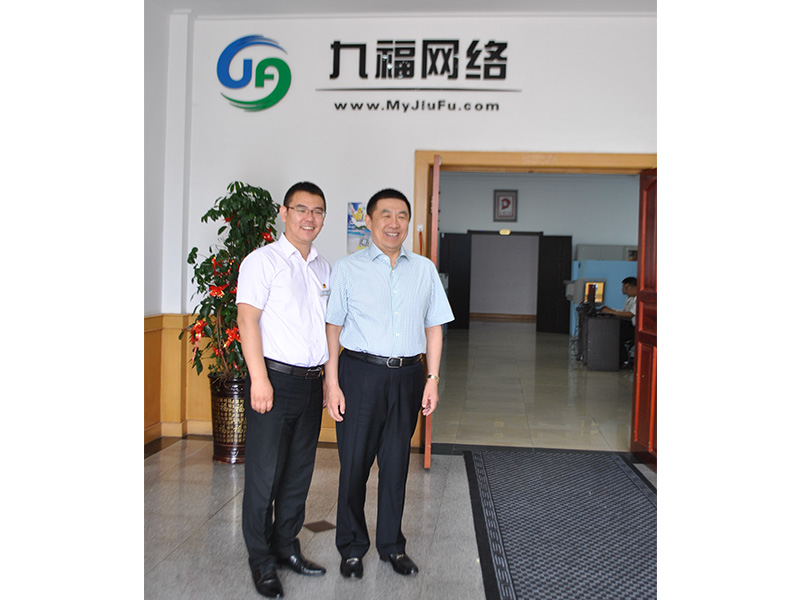 2015年6月26日佳木斯市市委常委宣传部长贾君（右侧）与九福