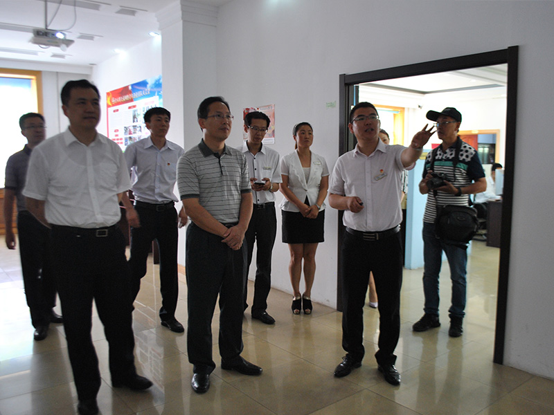 2015年6月26日九福网络科技有限公司总经理杨爽（图右侧）为